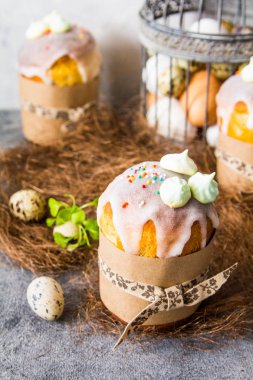 Paskalya çöreği, yumurta, willows