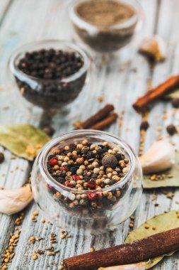 Baharatlar: biber, tarçın, defne yaprağı, sarımsak