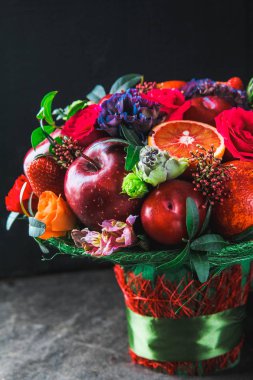 Bir buket çiçek ve meyve.