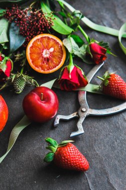 buketi yapımı: meyve, çiçek, araçlar, konu