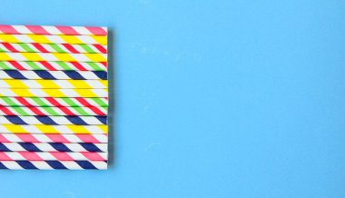 mavi bir arka plan üzerinde renkli payet yalan