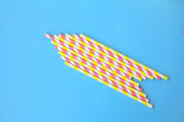 mavi bir arka plan üzerinde renkli payet yalan