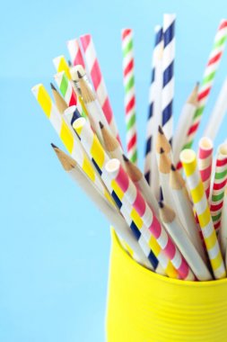 suyu ve kalem için renkli tüpler