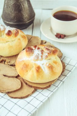 Pudra şekeri serpiştirilmiş tatlı çörekler
