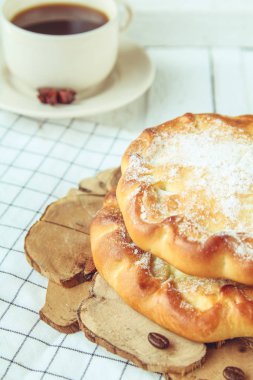 Pudra şekeri serpiştirilmiş tatlı çörekler