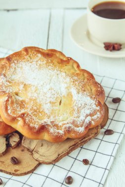 Pudra şekeri serpiştirilmiş tatlı çörekler