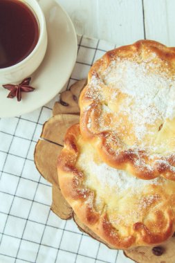 Pudra şekeri serpiştirilmiş tatlı çörekler