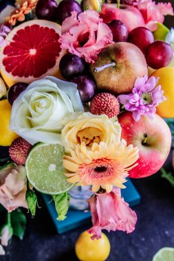Bir buket çiçek ve meyve.