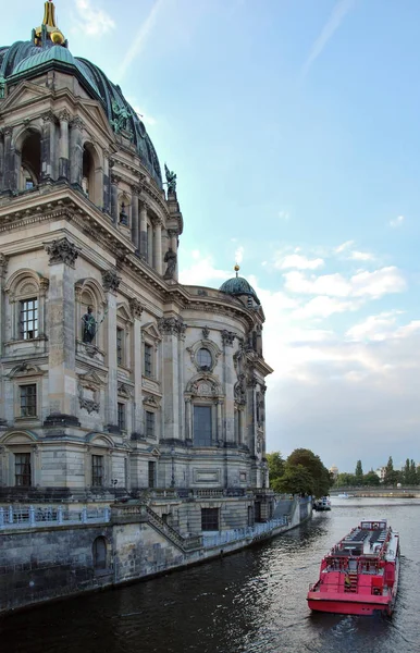Berliner Dom en de rivier de Spree — Stockfoto