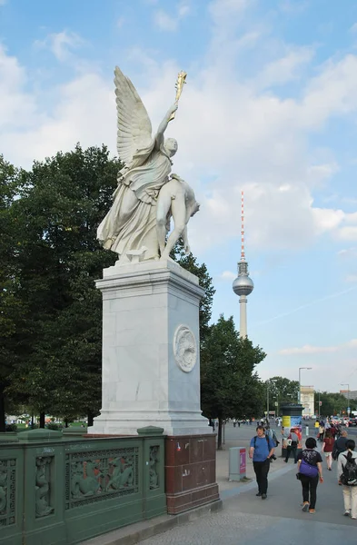 Escultura en un puente del castillo en Berlín —  Fotos de Stock