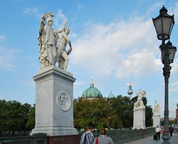 Skulptur an einer Burgbrücke in Berlin. Deutschland — Stockfoto