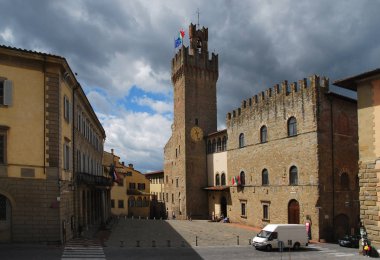 Arezzo tarihi merkezi Toskana İtalya çan kulesinde.
