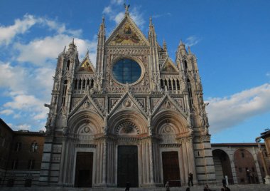 Güzel görünümü campanile Siena katedralinin, Duomo di Siena, gündoğumu, Siena, Toskana, İtalya ve cephe