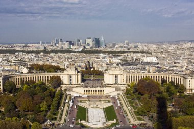 Eiffel Kulesi 'nden güzel bir sonbahar günü manzarası. Paris, Fransa