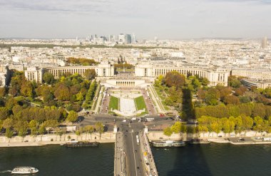Eiffel Kulesi 'nden güzel bir sonbahar günü manzarası. Paris, Fransa