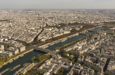 Eiffel Kulesi 'nden güzel bir sonbahar günü manzarası. Paris, Fransa