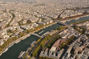 Eiffel Kulesi 'nden güzel bir sonbahar günü manzarası. Paris, Fransa