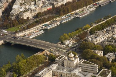 Eiffel Kulesi 'nden güzel bir sonbahar günü manzarası. Paris, Fransa