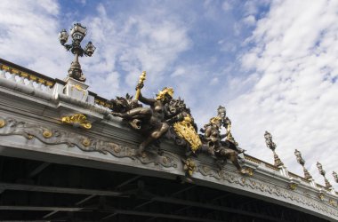 Paris 'te Pont Alexandre III, Seine Nehri' ni geçiyor. Süslü Art Nouveau lambaları ve heykellerle süslenmiş. Paris mi? Fransa