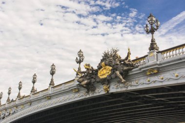 Paris 'te Pont Alexandre III, Seine Nehri' ni geçiyor. Süslü Art Nouveau lambaları ve heykellerle süslenmiş. Paris mi? Fransa