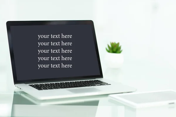 Moderner Laptop auf dem Tisch im Büro — Stockfoto