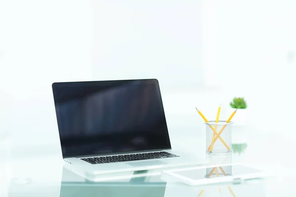 Moderner Laptop auf dem Tisch im Büro — Stockfoto