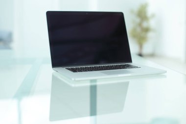 Ofiste boş ekranlı dizüstü bilgisayar
