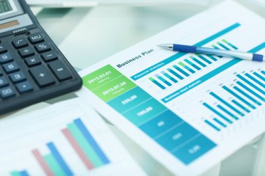 Ofis resepsiyon masası ile hesap makinası,