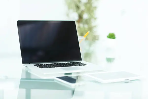 Moderner Laptop auf dem Tisch im Büro — Stockfoto