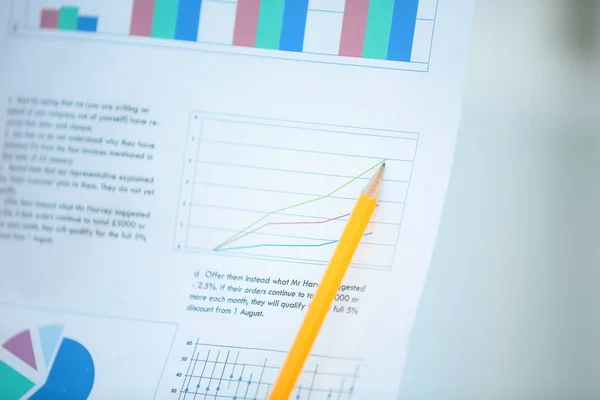 Finanzpapier-Diagramme und Diagramme auf dem Tisch — Stockfoto