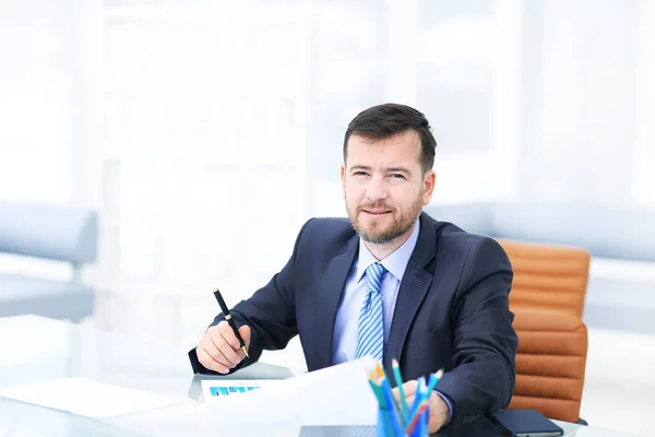 Geschäftsmann mit Laptop und modernen Geräten im Büro — Stockfoto