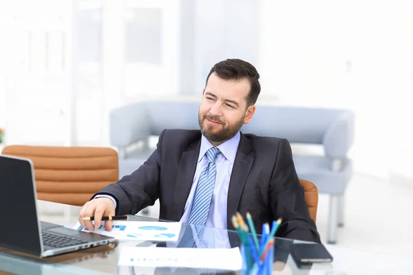 Geschäftsmann mit Laptop und modernen Geräten im Büro — Stockfoto