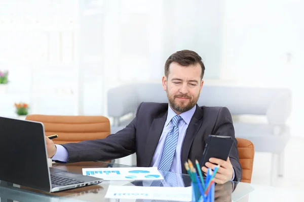 Hombre de negocios usando portátil y dispositivos modernos en la oficina —  Fotos de Stock