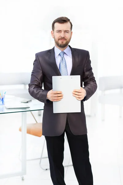 Porträt eines selbstbewussten Geschäftsmannes, der ein digitales Tablet benutzt, während sein Kollege im Hintergrund arbeitet — Stockfoto