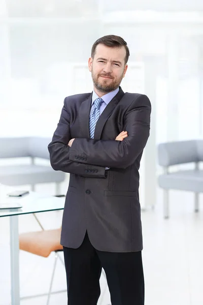 Porträt eines selbstbewussten Geschäftsmannes, der ein digitales Tablet benutzt, während sein Kollege im Hintergrund arbeitet — Stockfoto