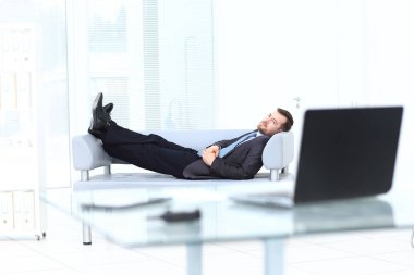 ofisinde memnun işadamı rahatlatıcı