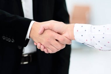 İş ortaklığı toplantısı konsepti. İmaj işadamlarının el sıkışması. Başarılı iş adamları iyi bir anlaşmadan sonra el sıkışıyorlar. Yatay, bulanık arkaplan