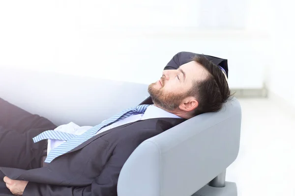 Zufriedener Geschäftsmann entspannt sich in seinem Büro — Stockfoto