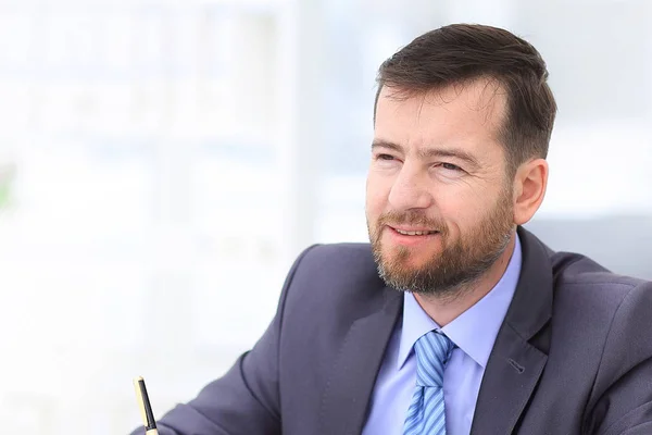 Nahaufnahme eines lächelnden Geschäftsmannes. — Stockfoto