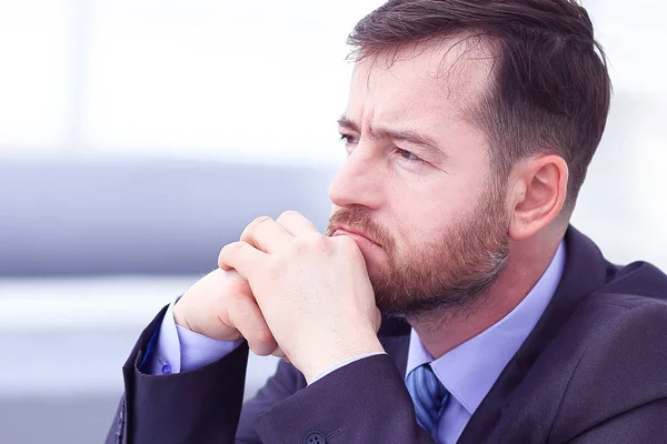 Sinto-me exausta. Frustrado jovem barba homem massagear o nariz e manter os olhos fechados enquanto sentado em seu local de trabalho no escritório — Fotografia de Stock