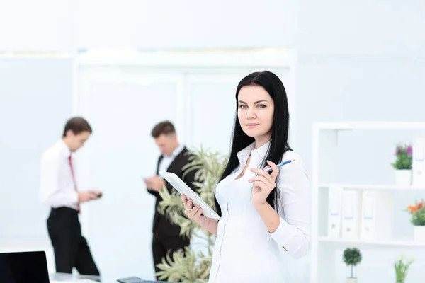 Glad affärskvinna med kollegor i bakgrunden — Stockfoto