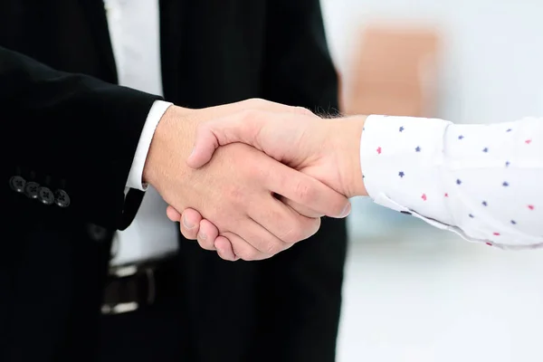 Концепция делового партнерства. Имидж бизнесмены пожимают руки. Успешные бизнесмены пожимают друг другу руки после хорошей сделки. Горизонтальный, размытый фон — стоковое фото
