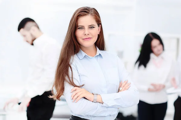 Empresária feliz com colegas em segundo plano — Fotografia de Stock