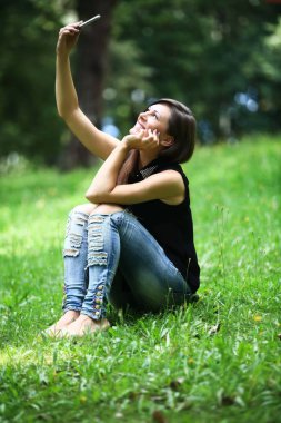 Selfie yapma ve açık havada mutlu ve gülümseyerek seyir rahatlatıcı kadın