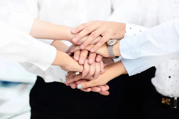 Equipe de negócios internacional mostrando unidade com as mãos juntas — Fotografia de Stock