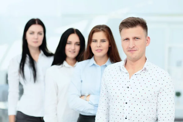 Socios comerciales que trabajan en un nuevo proyecto en la oficina — Foto de Stock