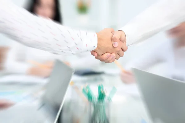 Business partnership meeting concept. Beeld zakenmensen handdruk. Succesvolle zakenmannen die elkaar de hand schudden na een goede deal. Horizontale, wazige achtergrond — Stockfoto