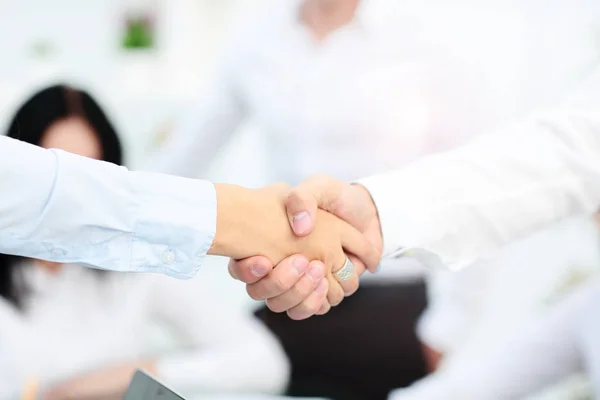 Business partnership meeting concept. Beeld zakenmensen handdruk. Succesvolle zakenmannen die elkaar de hand schudden na een goede deal. Horizontale, wazige achtergrond — Stockfoto