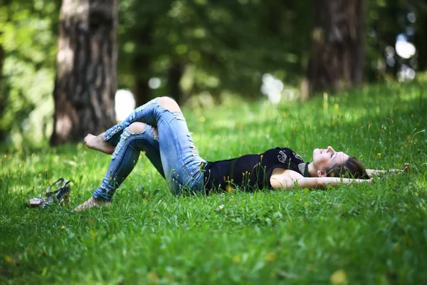 Frau entspannt im Freien und sieht glücklich und lächelnd aus — Stockfoto