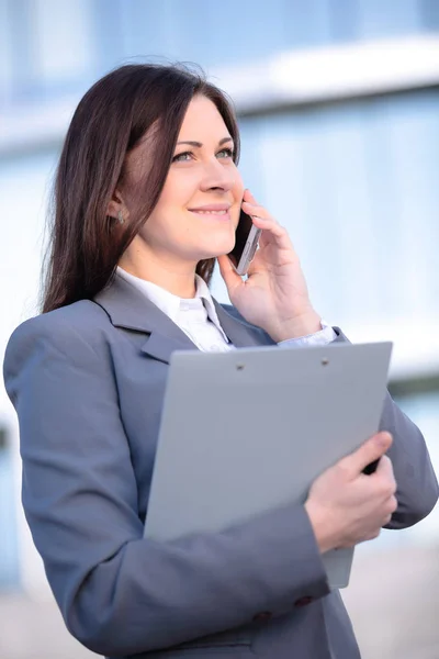 Biznes kobieta rozmawia inteligentny telefon. Pracownik biurowy ludzi biznesu rozmowy na smartfon uśmiecha się zadowolony. Młody kaukaski kobiece profesjonalne zewnątrz. — Zdjęcie stockowe
